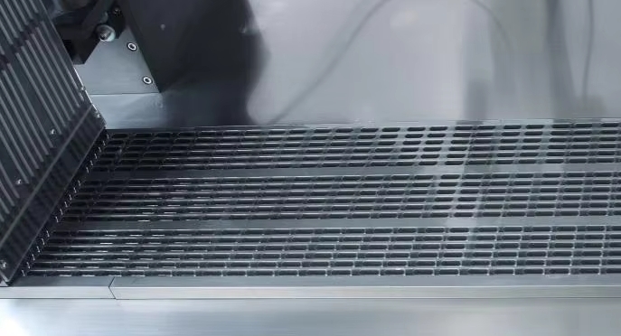 Ergonomic design, spacious feeding platform